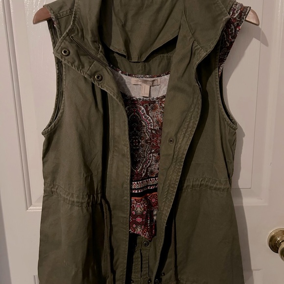 Boho crop tank and a camo style vest - Picture 4 of 5